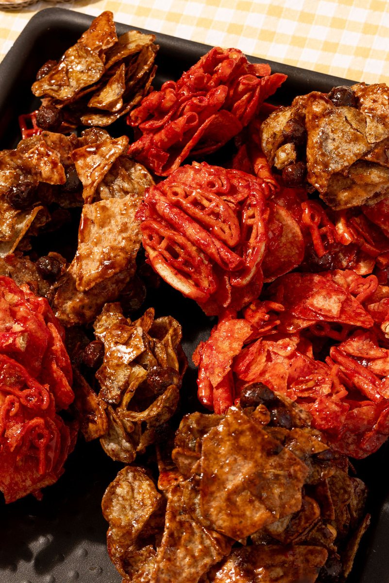 Una charola de bites Flaming Hot y Salsas Negras